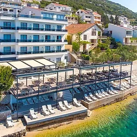 Novum 4* Неум
